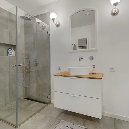 Five Star Downtown Apartment *